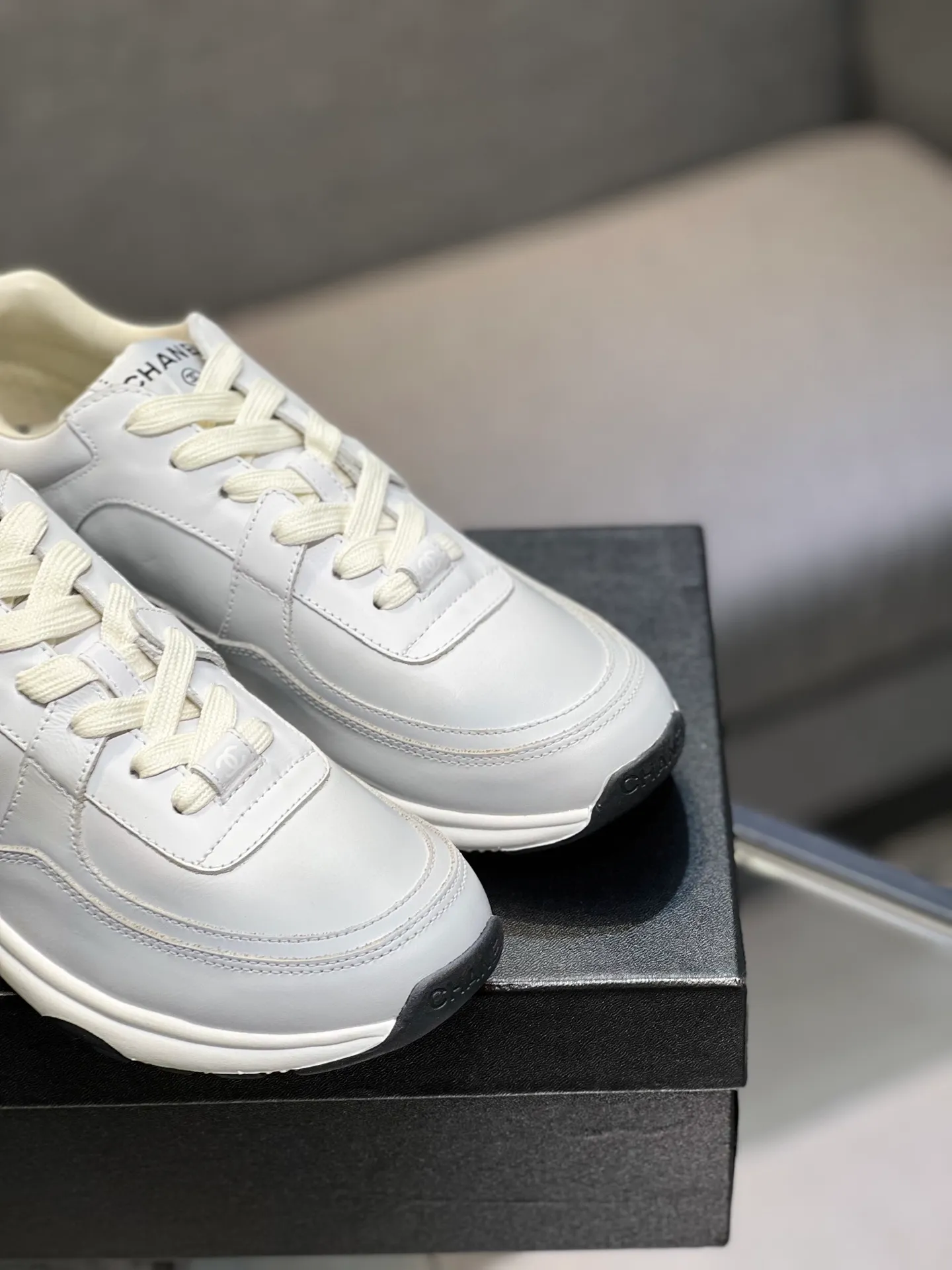 Men's men's shoes 💰660 Exclusive real shot (top version) CHANEL Chanel 2025ss color matching thick-soled casual sports shoes and sneakers. The counter is synchronized. The counter is very popular. A shoe that is very difficult to buy. The most popular thick-soled panda shoes on the Internet. It can be imagined that Xiaoxiang control can't miss it. It has both good looks and comfort. Simple and versatile white shoes. The thick sole increases the height and is super versatile. Close your eyes and wear it. Whoever wears it will look better. Upper: calfskin Lining: imported sheepskin lining Outsole: TPU original outsole Size: 35-44 (customized for women 41 and 40, and 45 for men)